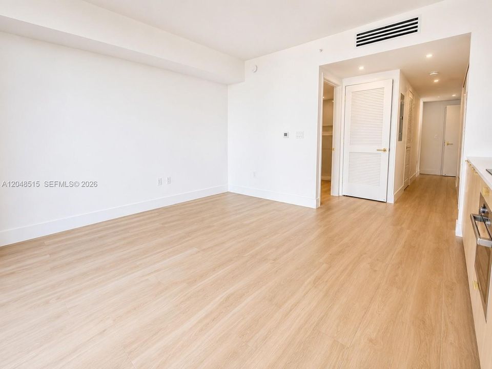 For Rent: $3,000 (0 beds, 1 baths, 537 Square Feet)