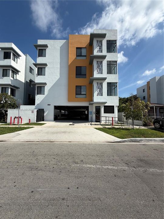 For Rent: $2,400 (2 beds, 2 baths, 865 Square Feet)