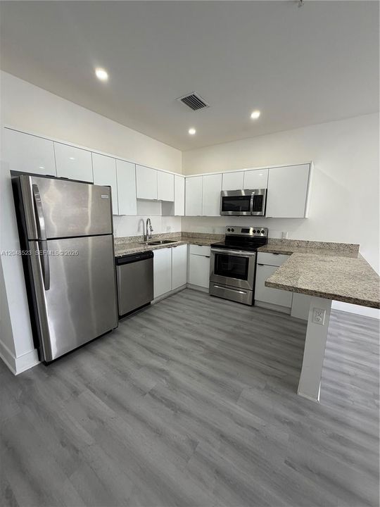 For Rent: $2,400 (2 beds, 2 baths, 865 Square Feet)