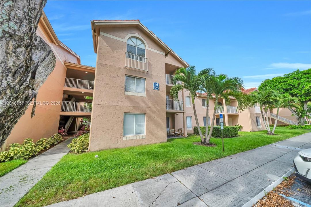 For Sale: $295,000 (2 beds, 2 baths, 1075 Square Feet)