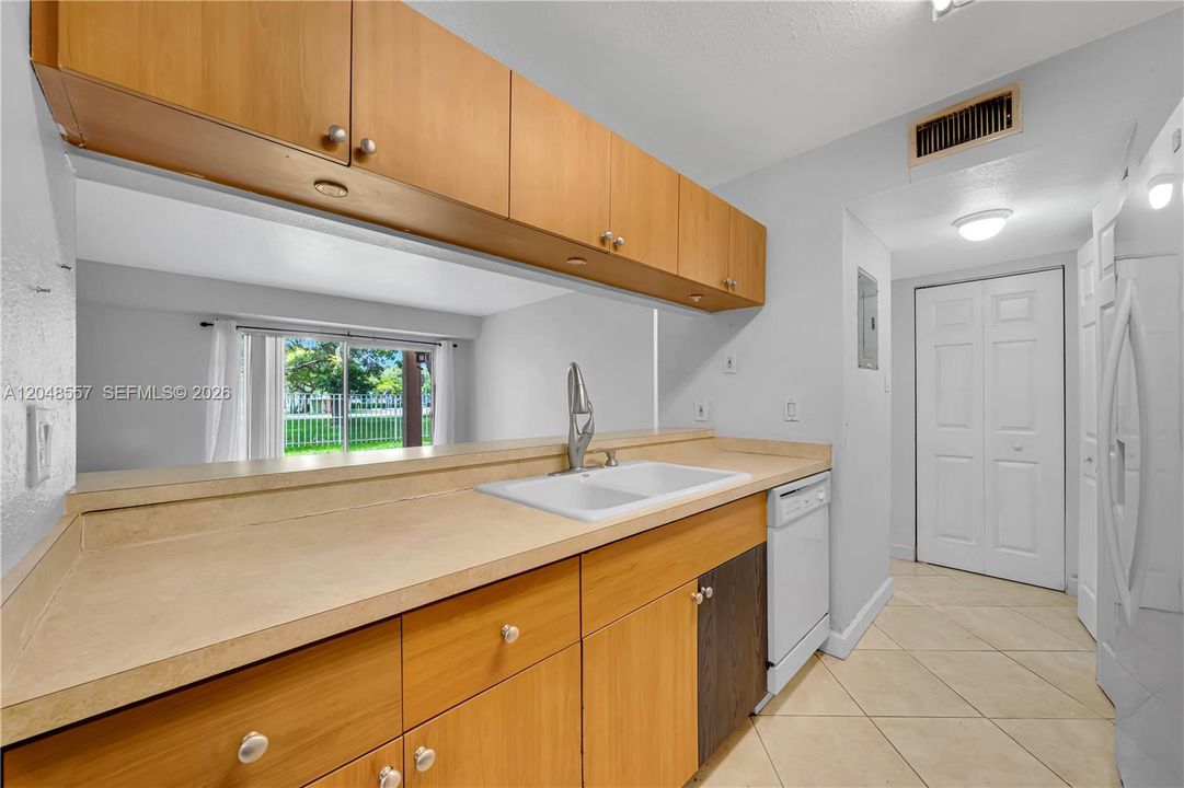 For Sale: $295,000 (2 beds, 2 baths, 1075 Square Feet)