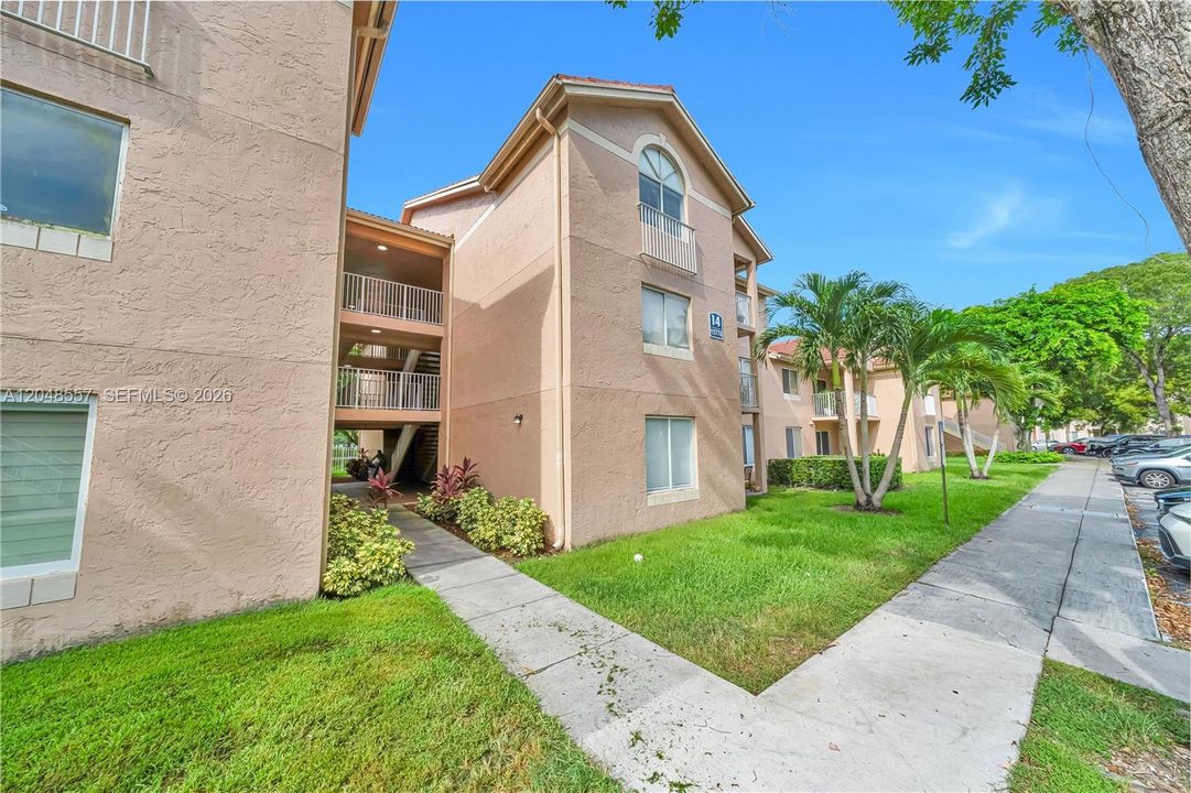 For Sale: $295,000 (2 beds, 2 baths, 1075 Square Feet)