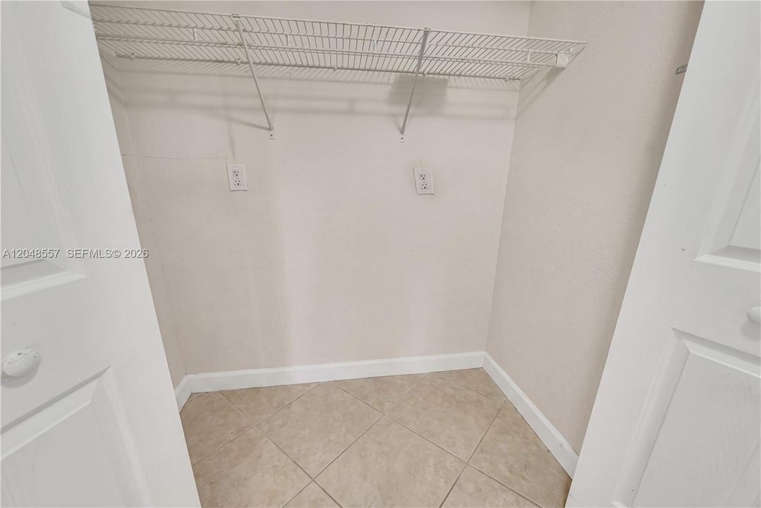 For Sale: $295,000 (2 beds, 2 baths, 1075 Square Feet)