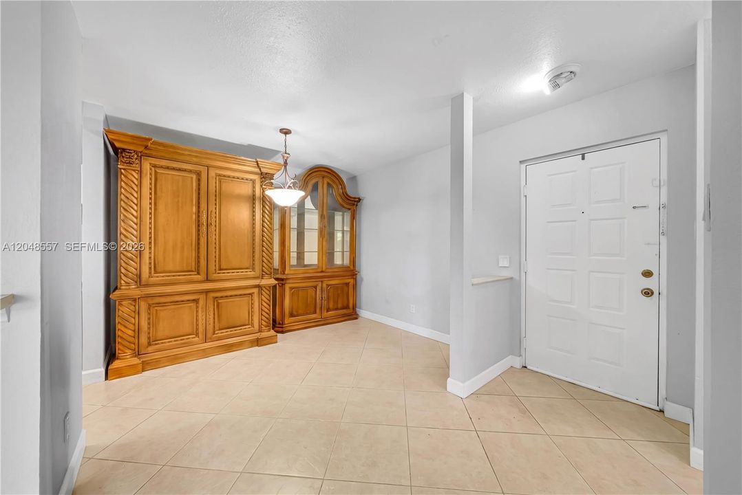 For Sale: $295,000 (2 beds, 2 baths, 1075 Square Feet)