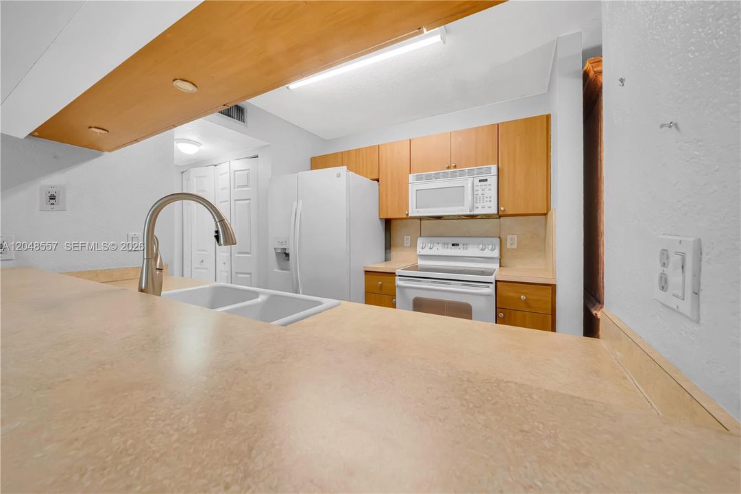 For Sale: $295,000 (2 beds, 2 baths, 1075 Square Feet)