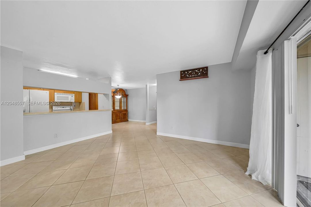For Sale: $295,000 (2 beds, 2 baths, 1075 Square Feet)