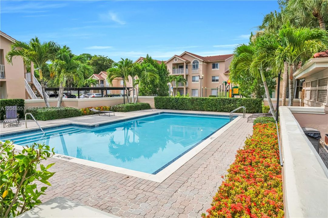 For Sale: $295,000 (2 beds, 2 baths, 1075 Square Feet)