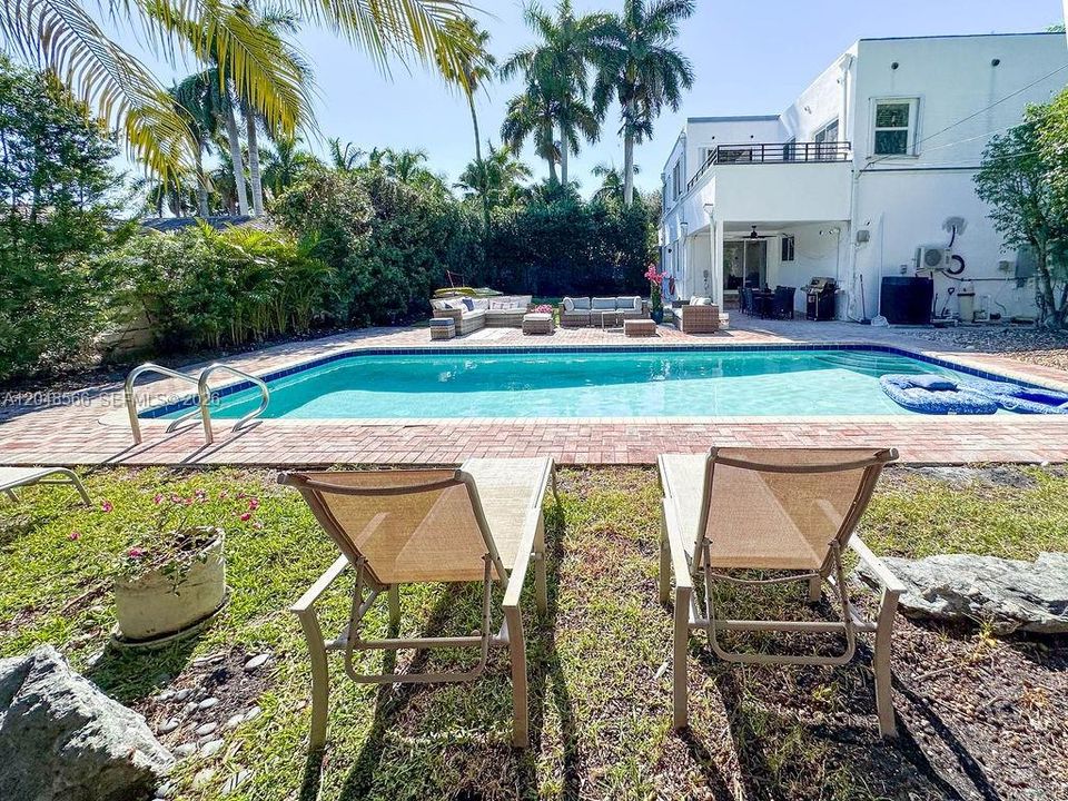 For Sale: $1,250,000 (4 beds, 3 baths, 2304 Square Feet)