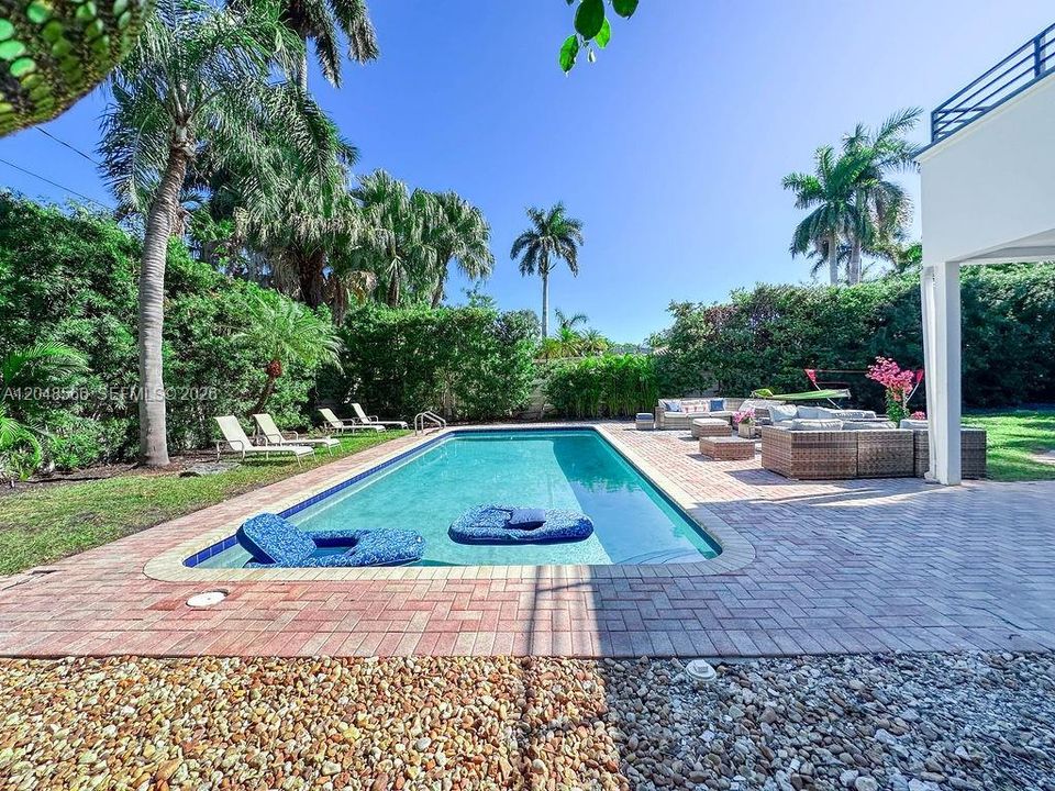 For Sale: $1,250,000 (4 beds, 3 baths, 2304 Square Feet)