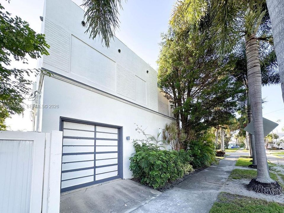 For Sale: $1,250,000 (4 beds, 3 baths, 2304 Square Feet)