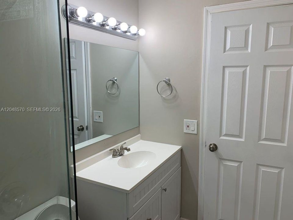 For Rent: $2,000 (2 beds, 1 baths, 805 Square Feet)