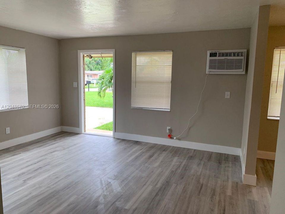 For Rent: $2,000 (2 beds, 1 baths, 805 Square Feet)