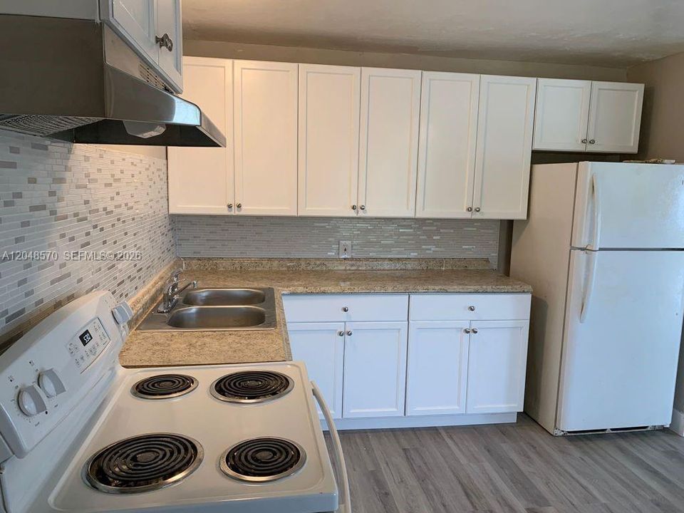 For Rent: $2,000 (2 beds, 1 baths, 805 Square Feet)