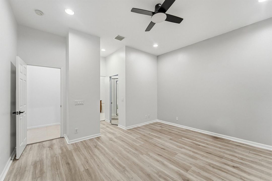 23_primary bedroom