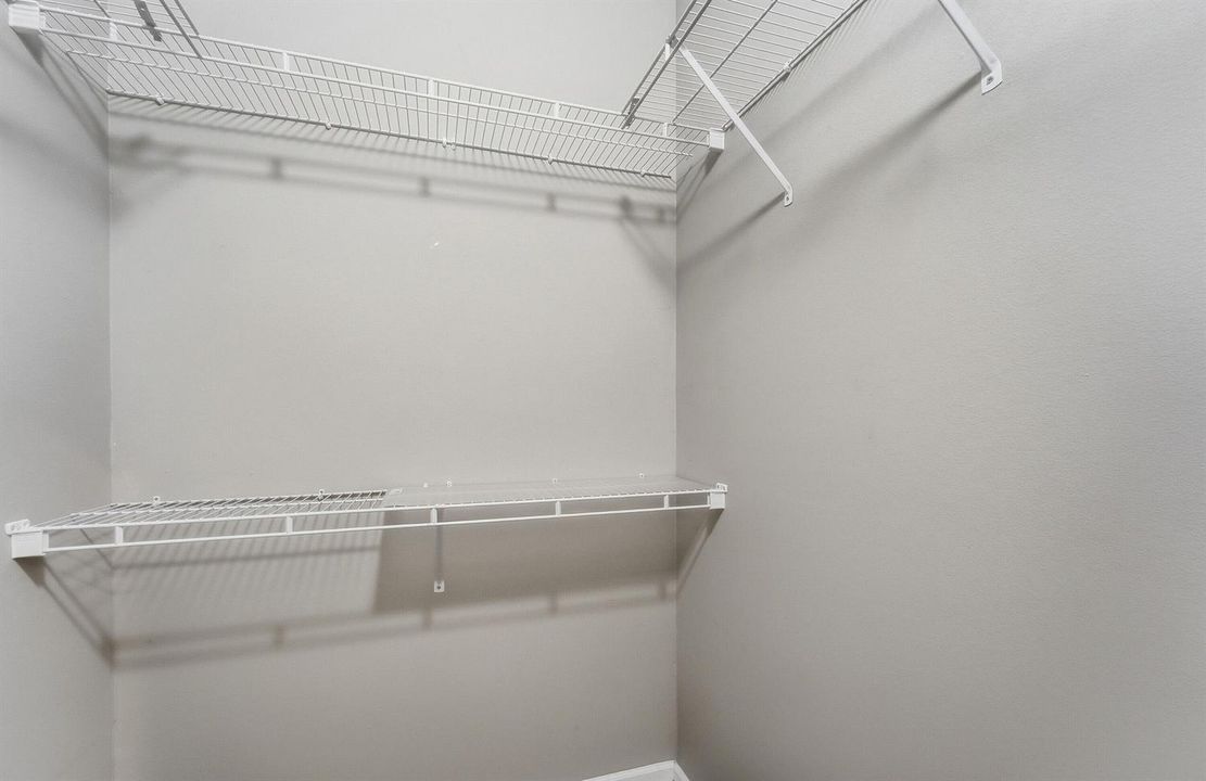 25_walk-in closet