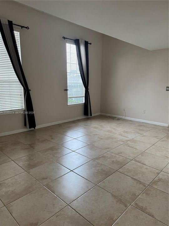 For Rent: $1,900 (1 beds, 1 baths, 696 Square Feet)