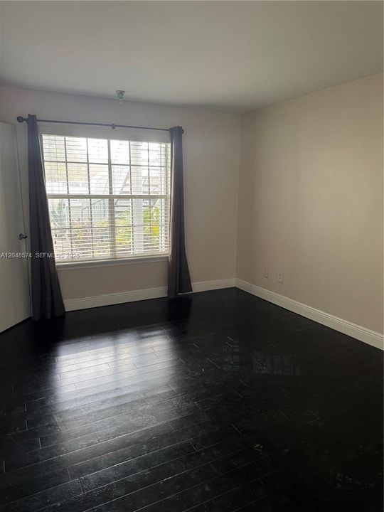 For Rent: $1,900 (1 beds, 1 baths, 696 Square Feet)