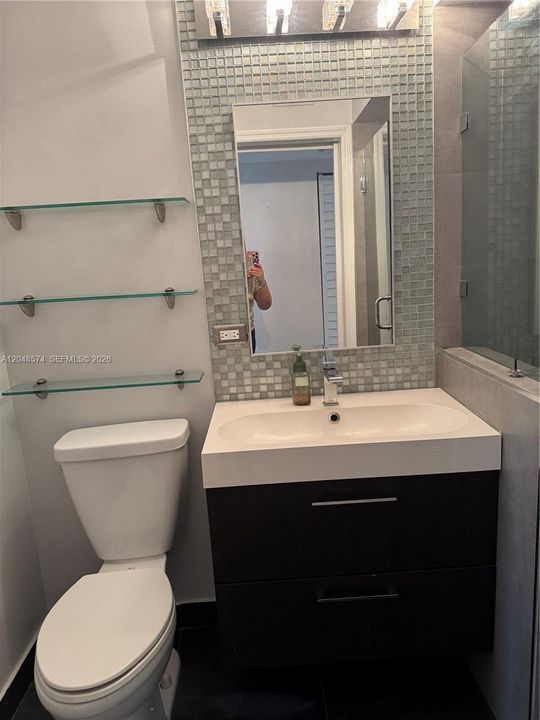 For Rent: $1,900 (1 beds, 1 baths, 696 Square Feet)