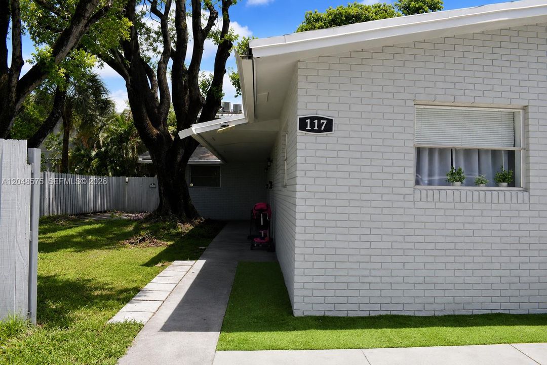 For Rent: $2,250 (2 beds, 1 baths, 818 Square Feet)