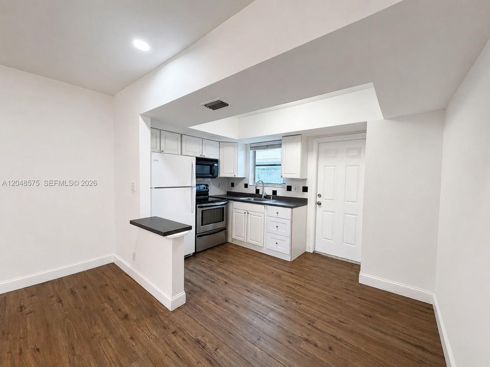 For Rent: $2,250 (2 beds, 1 baths, 818 Square Feet)