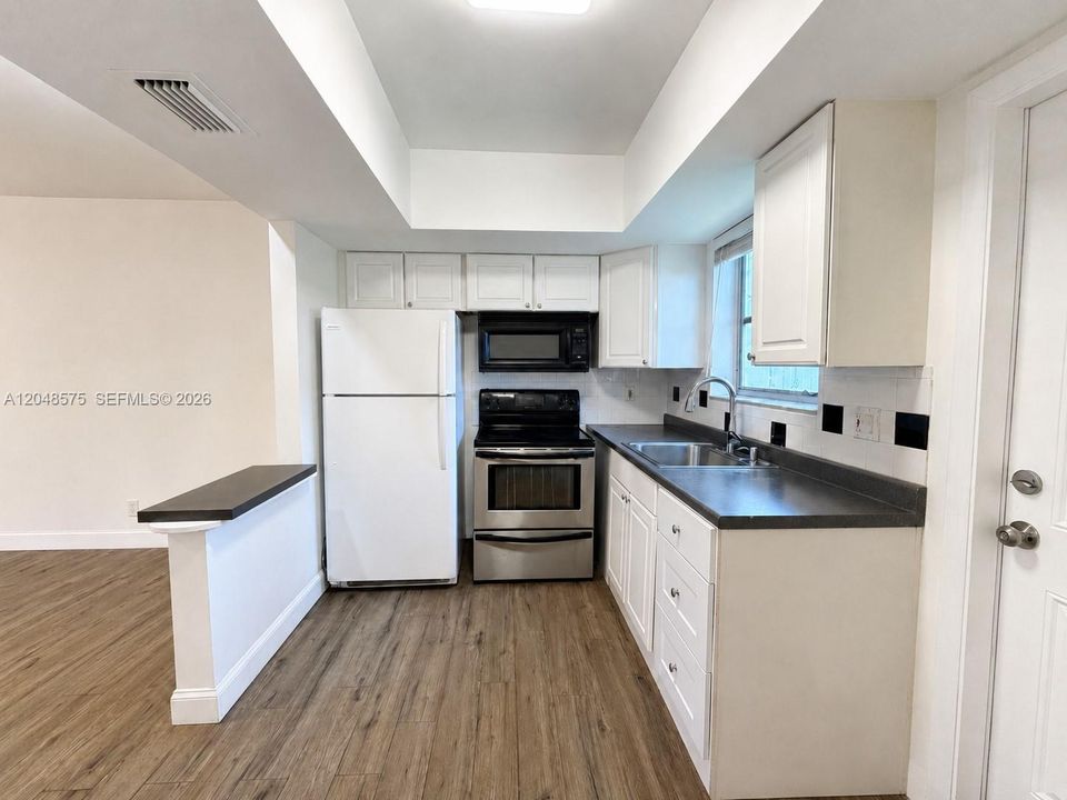 For Rent: $2,250 (2 beds, 1 baths, 818 Square Feet)