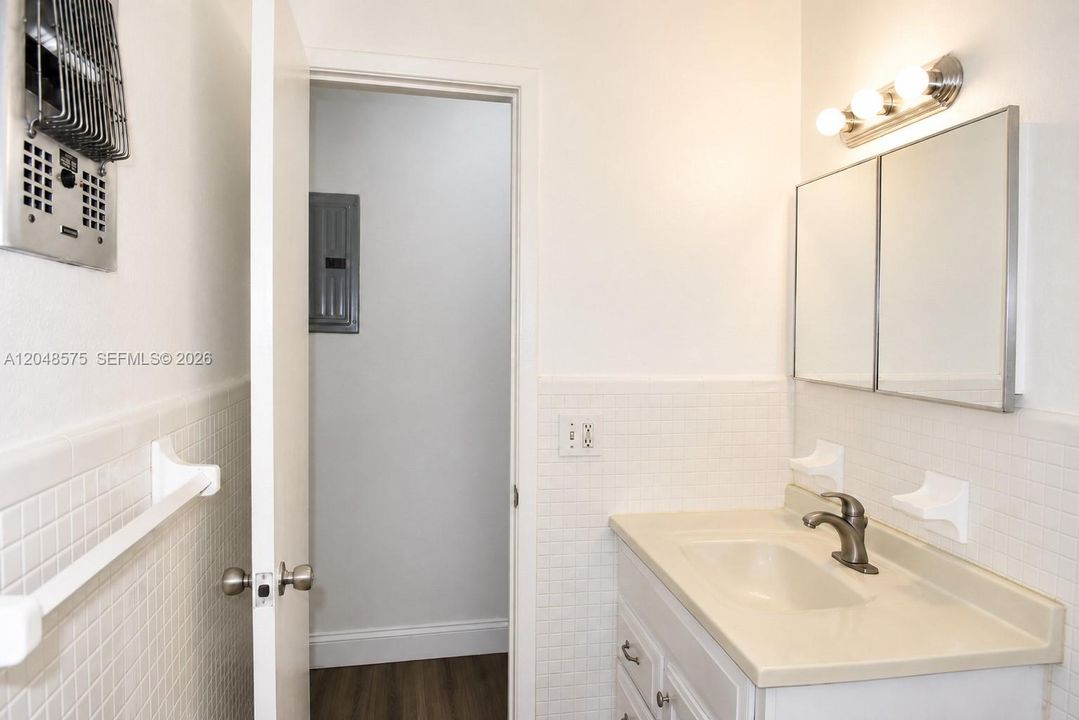 For Rent: $2,250 (2 beds, 1 baths, 818 Square Feet)