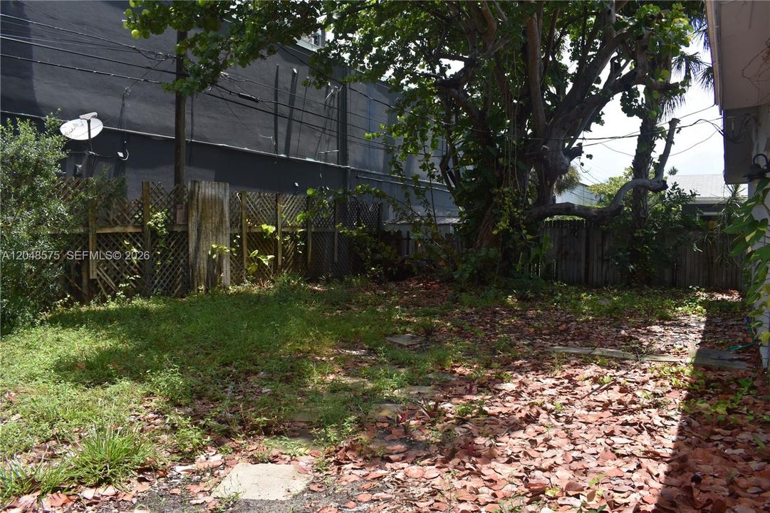 For Rent: $2,250 (2 beds, 1 baths, 818 Square Feet)