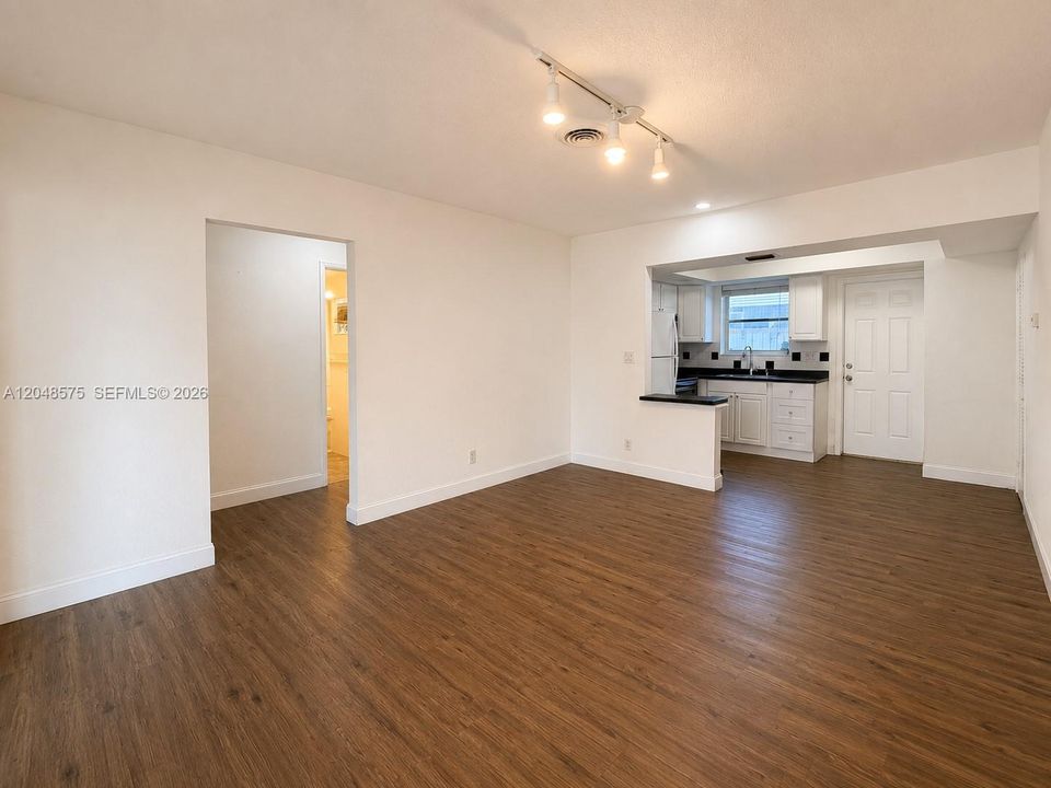 For Rent: $2,250 (2 beds, 1 baths, 818 Square Feet)