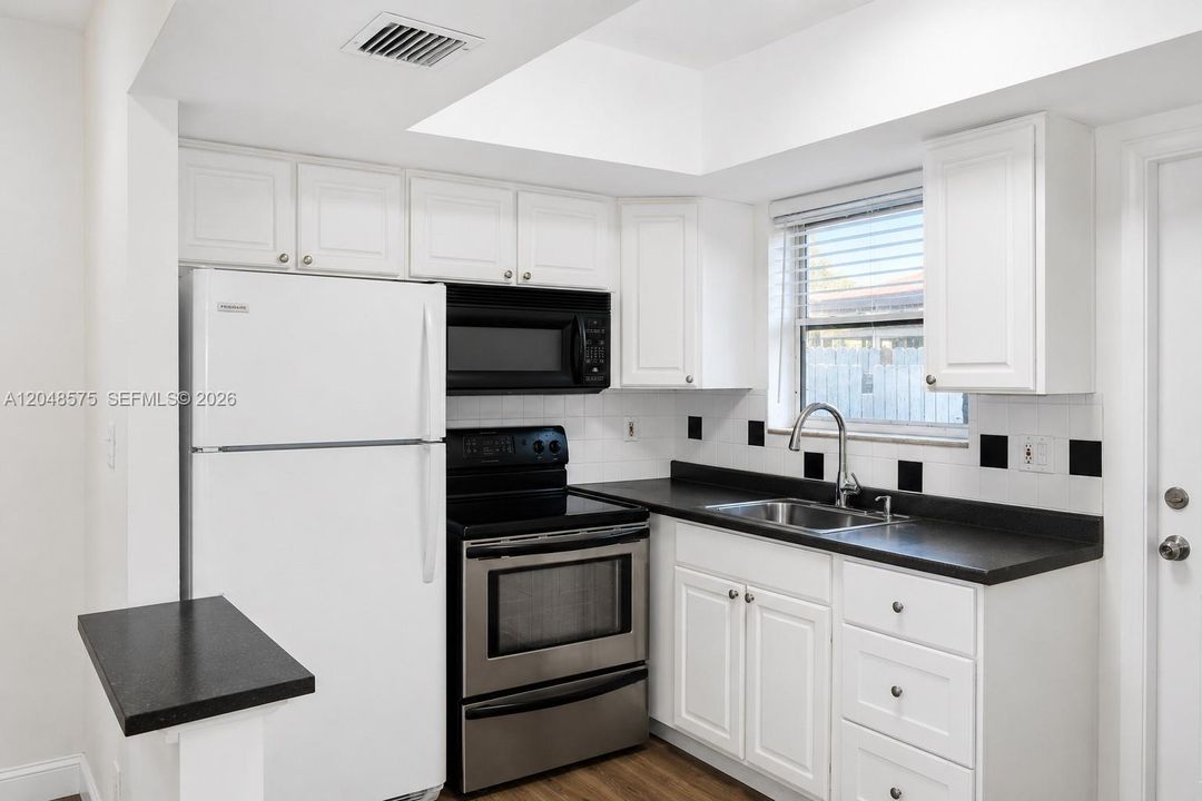 For Rent: $2,250 (2 beds, 1 baths, 818 Square Feet)
