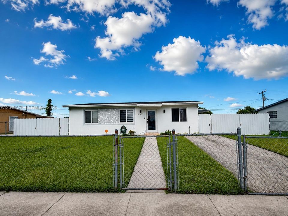 For Sale: $575,000 (3 beds, 1 baths, 1195 Square Feet)