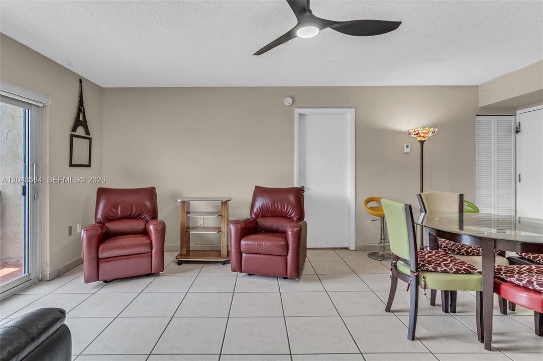 For Sale: $245,000 (2 beds, 2 baths, 782 Square Feet)