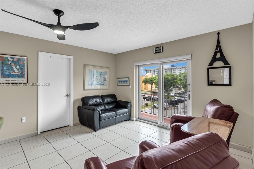 For Sale: $245,000 (2 beds, 2 baths, 782 Square Feet)