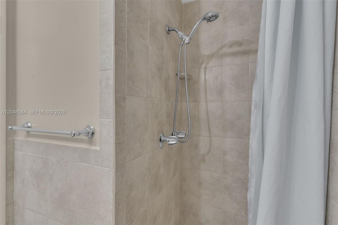 For Sale: $245,000 (2 beds, 2 baths, 782 Square Feet)