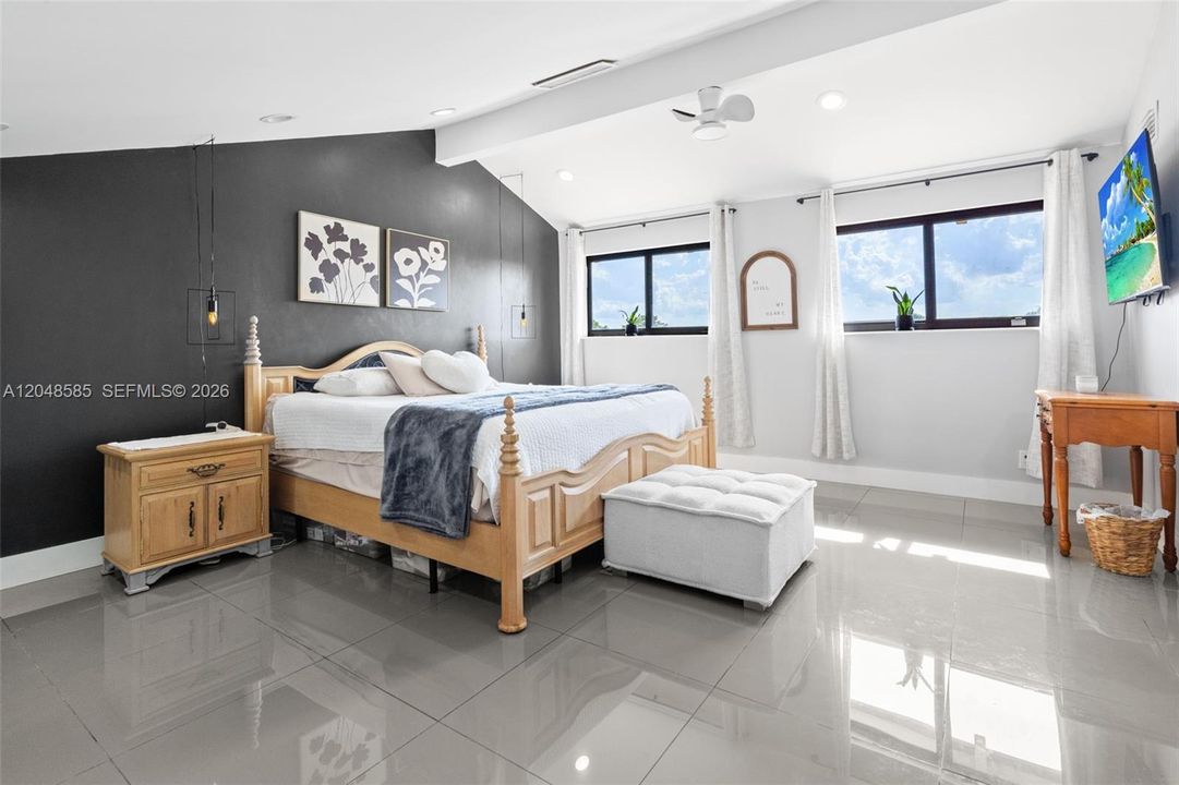 For Sale: $450,000 (3 beds, 2 baths, 1276 Square Feet)