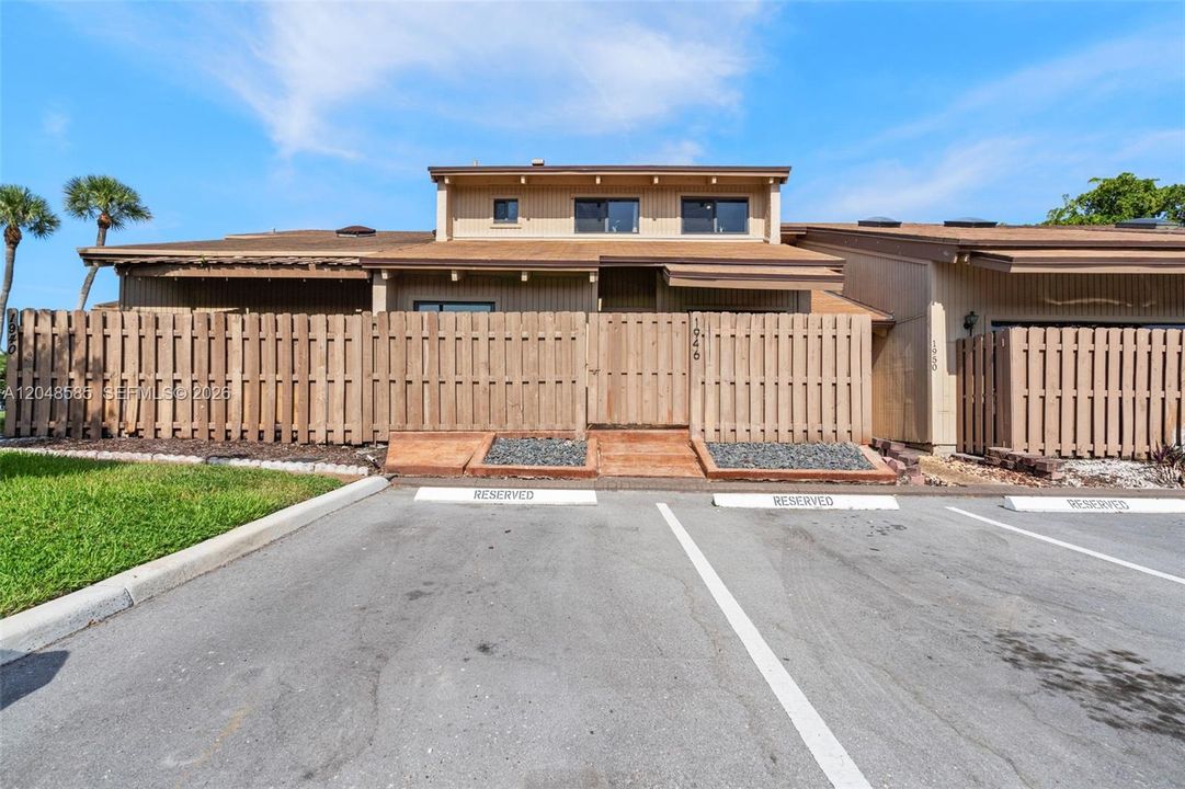 For Sale: $450,000 (3 beds, 2 baths, 1276 Square Feet)