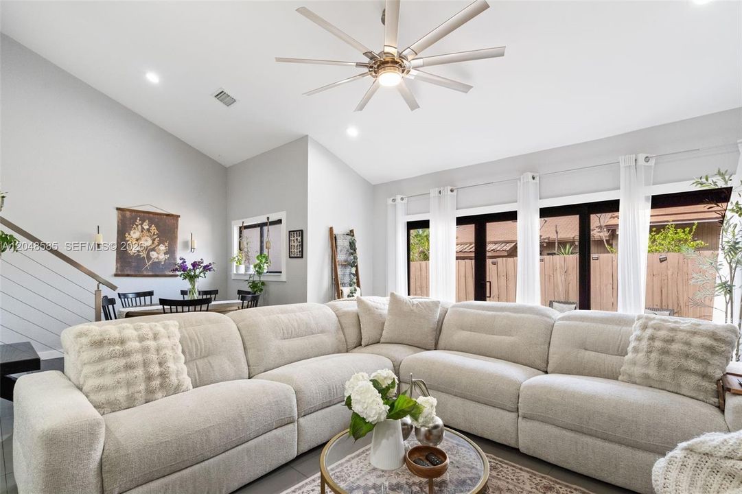 For Sale: $450,000 (3 beds, 2 baths, 1276 Square Feet)