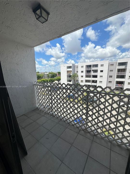 For Rent: $2,200 (2 beds, 2 baths, 870 Square Feet)