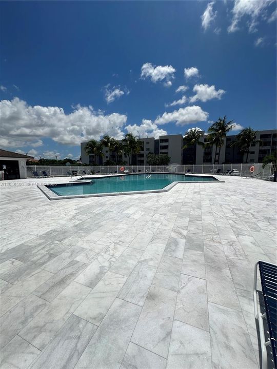 For Rent: $2,200 (2 beds, 2 baths, 870 Square Feet)