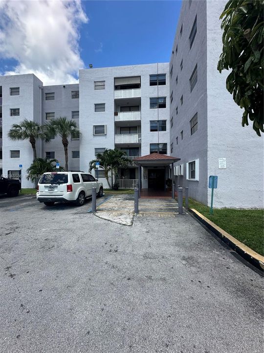 For Rent: $2,200 (2 beds, 2 baths, 870 Square Feet)