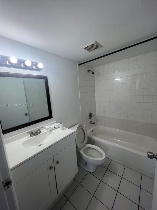 For Rent: $2,200 (2 beds, 2 baths, 870 Square Feet)