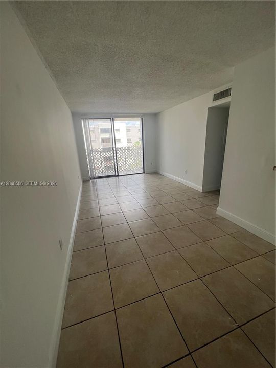 For Rent: $2,200 (2 beds, 2 baths, 870 Square Feet)