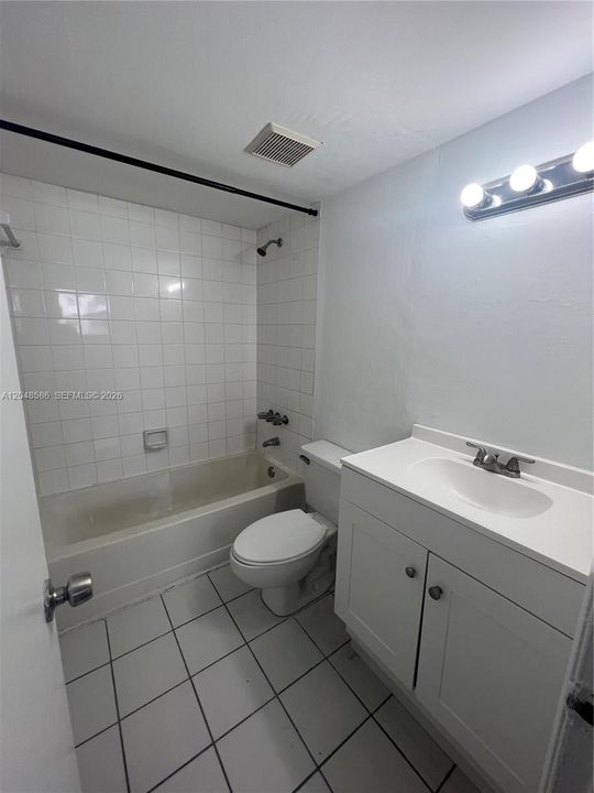 For Rent: $2,200 (2 beds, 2 baths, 870 Square Feet)