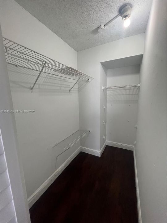 For Rent: $2,200 (2 beds, 2 baths, 870 Square Feet)
