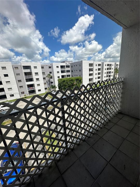 For Rent: $2,200 (2 beds, 2 baths, 870 Square Feet)