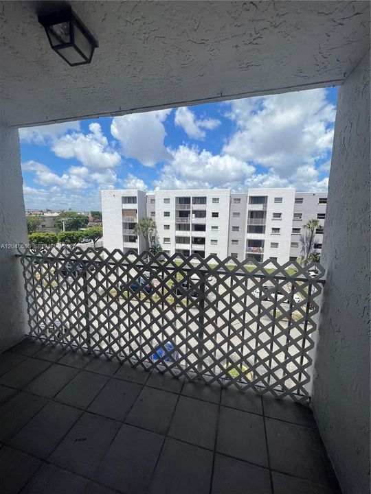 For Rent: $2,200 (2 beds, 2 baths, 870 Square Feet)