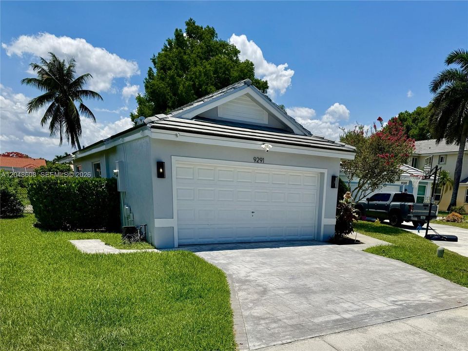 For Sale: $599,900 (2 beds, 2 baths, 1256 Square Feet)