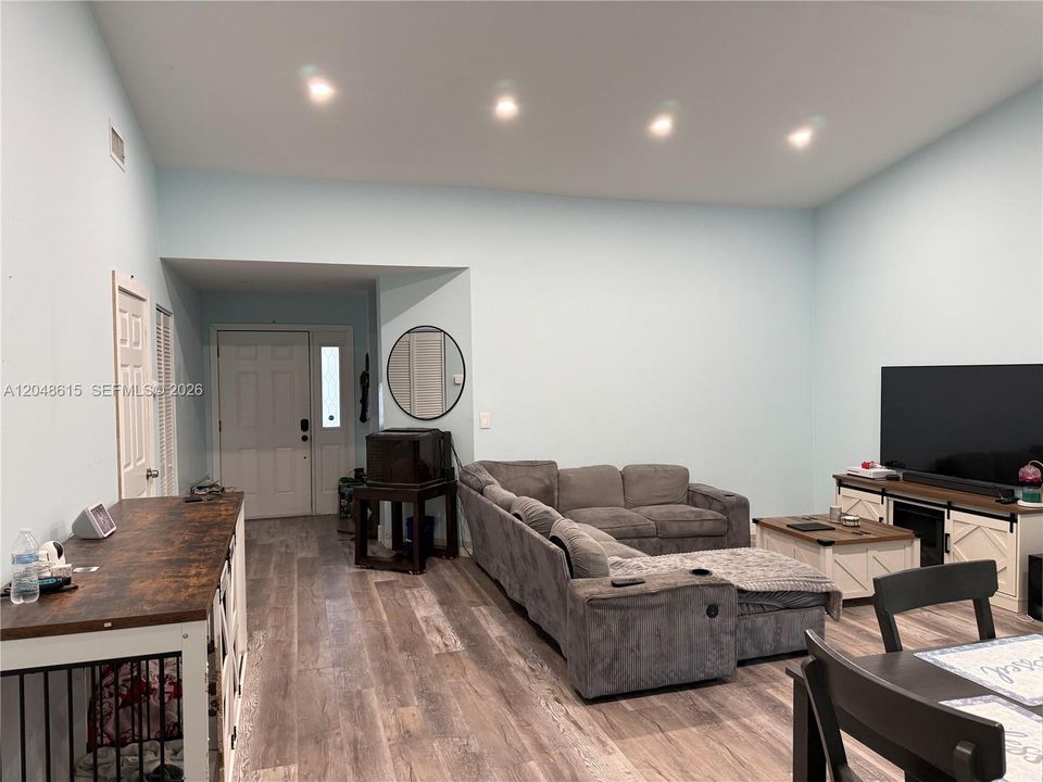 For Sale: $349,500 (2 beds, 2 baths, 1171 Square Feet)
