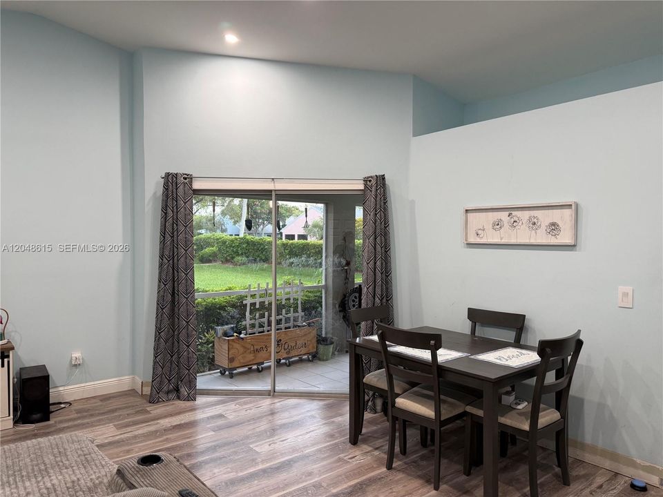For Sale: $349,500 (2 beds, 2 baths, 1171 Square Feet)