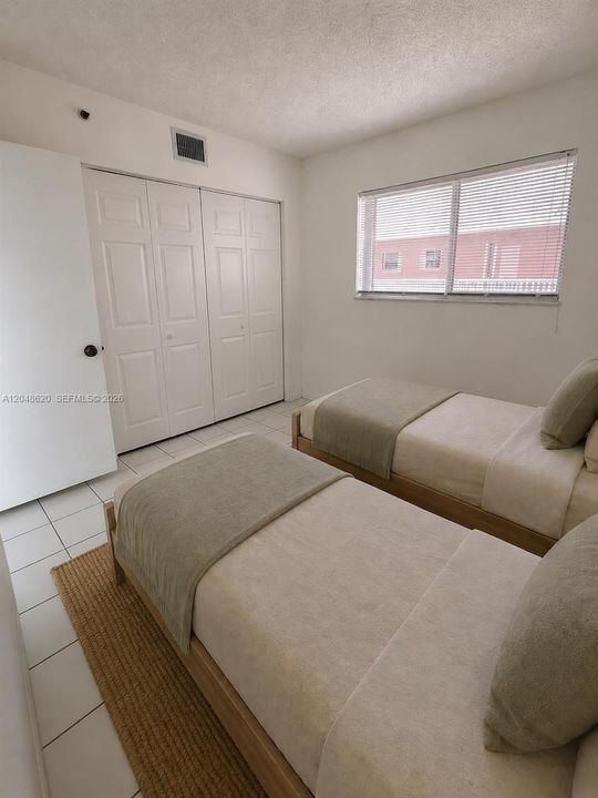 For Sale: $250,000 (2 beds, 1 baths, 714 Square Feet)