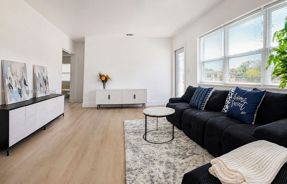 En Venta: $485,000 (4 camas, 2 baños, 1443 Pies cuadrados)